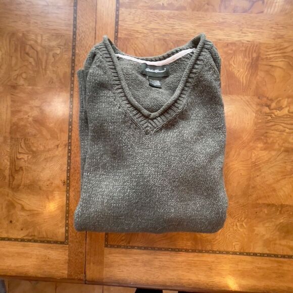 Eddie Bauer Green Medium V Neck Sweater! - Picture 2 of 8